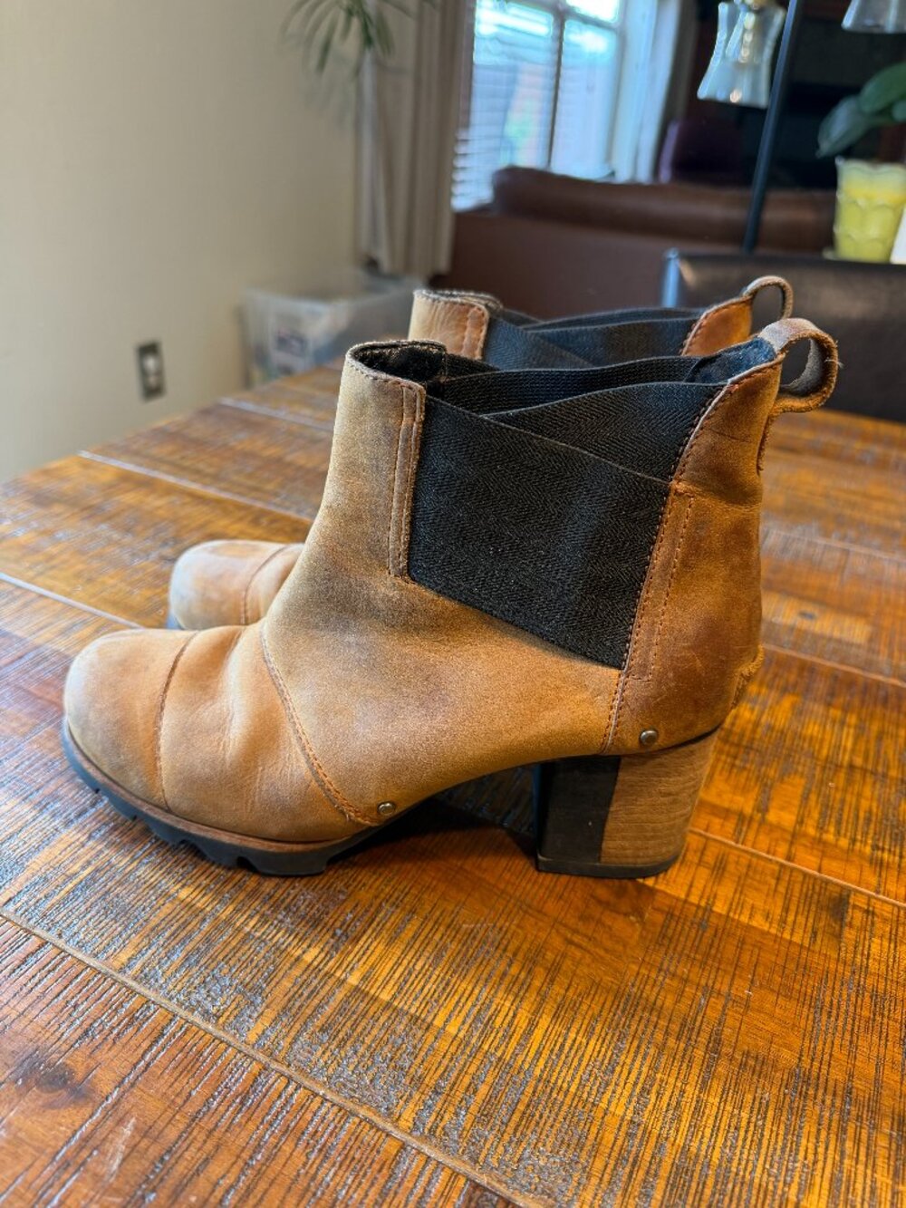 Chestnut Sorel Chelsea Heeled Boots - 8.5